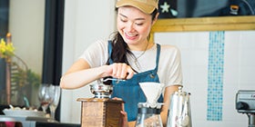 【職業別の面接対策】カフェでのバイトでよくある質問や志望動機の答え方を例文付きで解説!
