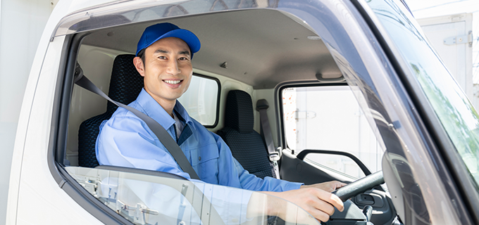 トラック運転手の仕事内容とは?トラックの種類や用途・運送業の仕事の流れを解説