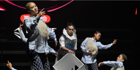 プロダンスリーグ「第一生命 D.LEAGUE 23-24」(Dリーグ)のレギュラーシーズンROUND.2が11月13日、東京の江東区にある東京ガーデンシアターで開催された。ビジュアル面での圧倒的なインパクトとVOGUEとの高い親和性、高度な技術力と複雑な動きでも揺るがない高いシンクロ性、観客を一瞬で自分たちの世界観に引き込む力が抜群だったMONOLIZが、 RAISERZを下したバトルだった。