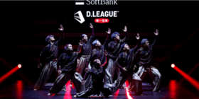 プロダンスリーグ「第一生命 D.LEAGUE 23-24」（Dリーグ）のレギュラーシーズンROUND.2が11月13日、東京の江東区にある東京ガーデンシアターで開催された。構成力と個性で光るLUXに対し、RAPTURESが息遣いが聞こえるほどの圧倒的なまとまりと安定感で勝利を収めた。RAPTURESはチームワークの良さと振付と音楽のシンクロ性、感情表現力で優れたドラマチックな演出を見せ、今シーズンの注目チームに躍り出た。