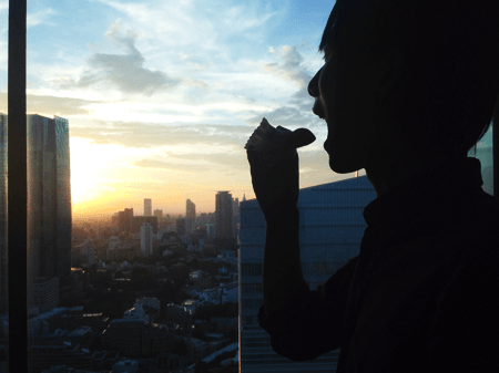夕日に向かっておみやげを食う益山