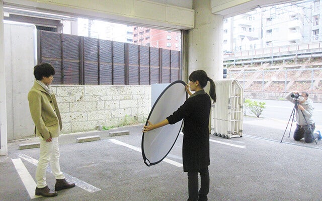 レフ版を持ってサポートする阿部さん