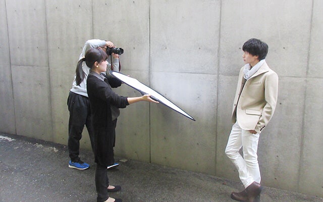 レフ版を持ってサポートする阿部さん2