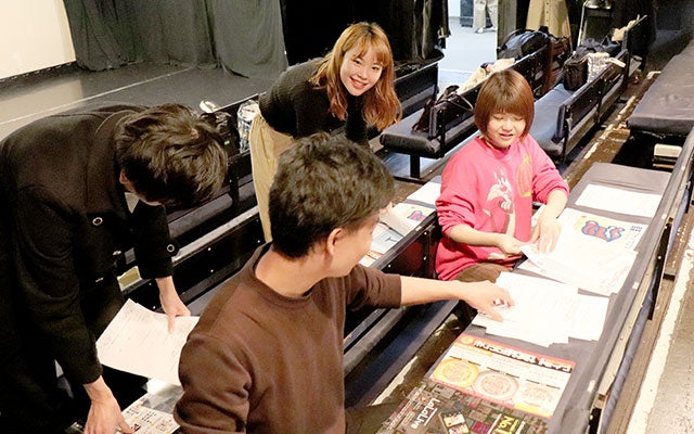アンケートの準備を進める菅野さん
