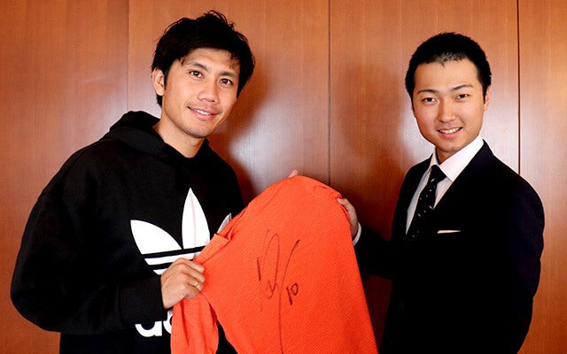 サイン入りTシャツと共に記念撮影する柏木選手と太田さん