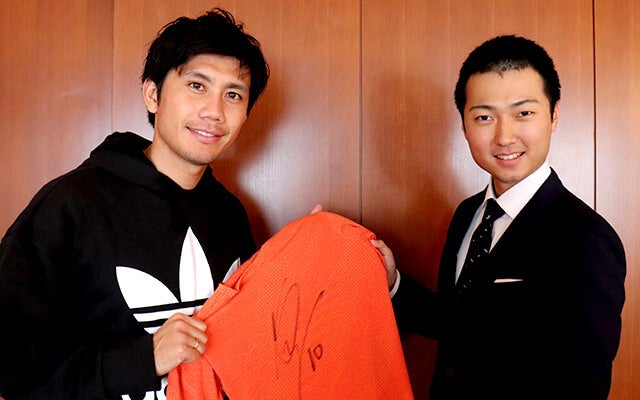 サイン入りTシャツと共に記念撮影する柏木選手と太田さん