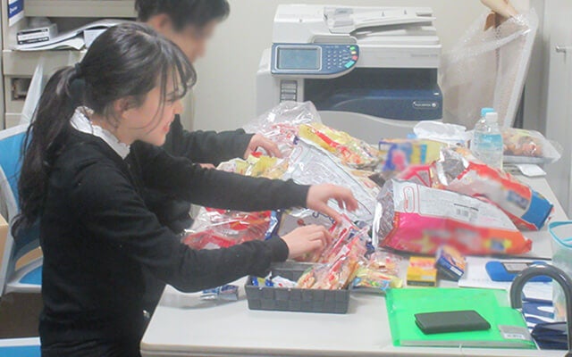楽屋用菓子を準備する竹井さん