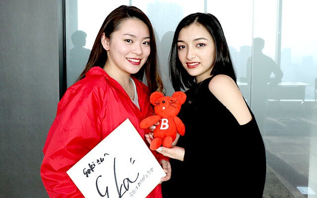 サイン色紙と共に記念撮影するエリカさんと森田さん