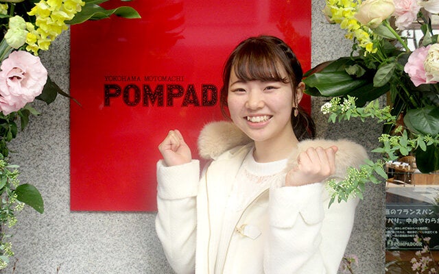 お店の前でやる気を見せる佐藤さん
