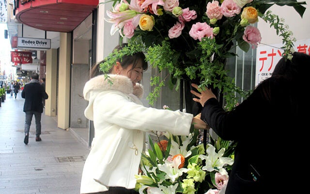 祝い花を移動させる佐藤さん