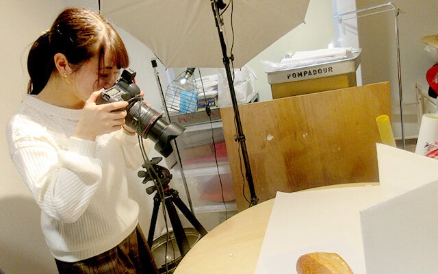 実際に一眼レフで撮影する佐藤さん