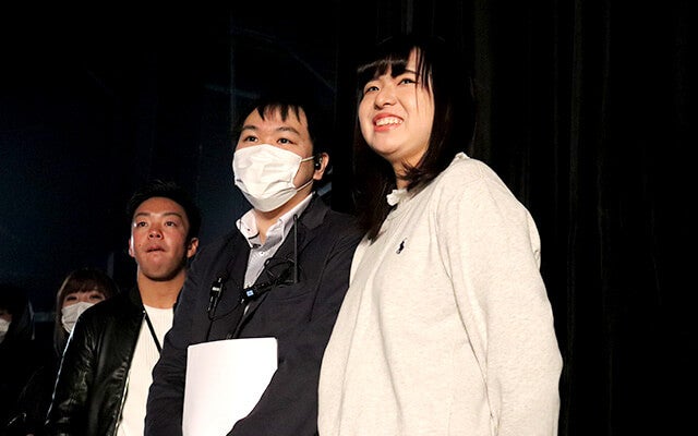 スタッフさんと共にリハーサルを見学する青木さん