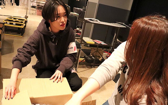 スタッフの方と一緒に作業する小栁さん