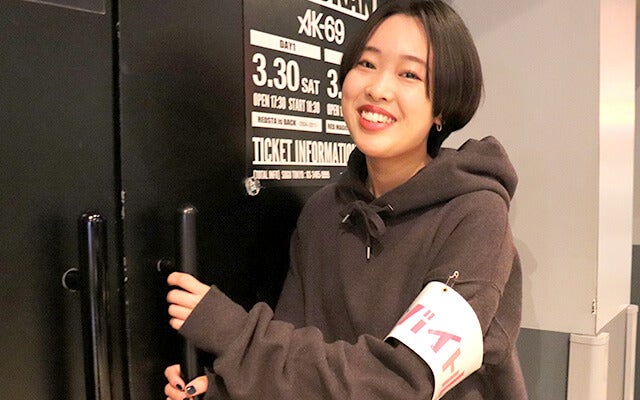 喜びと戸惑いの表情の小栁さん