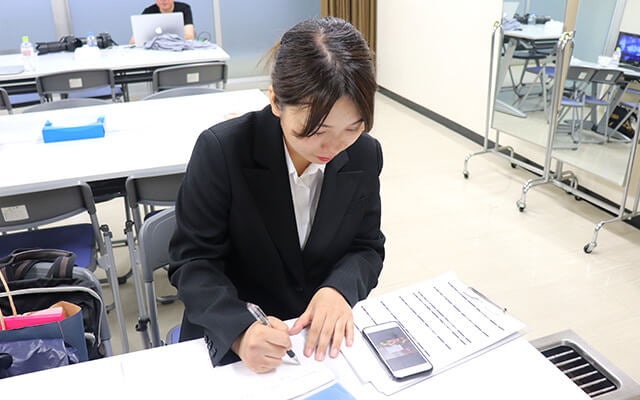 メモをとる田中さん