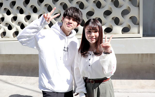 記念撮影する宇佐さんと君島さん