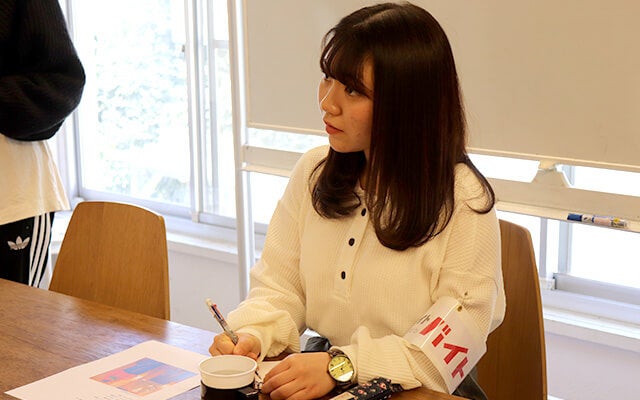 メモをとる君島さん