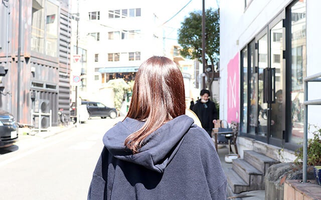 買い物に行く後ろ姿の君島さん