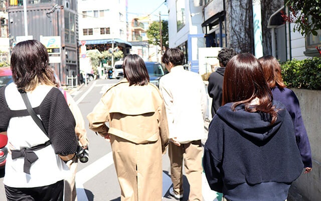 宇佐さんとスタッフ全員で移動