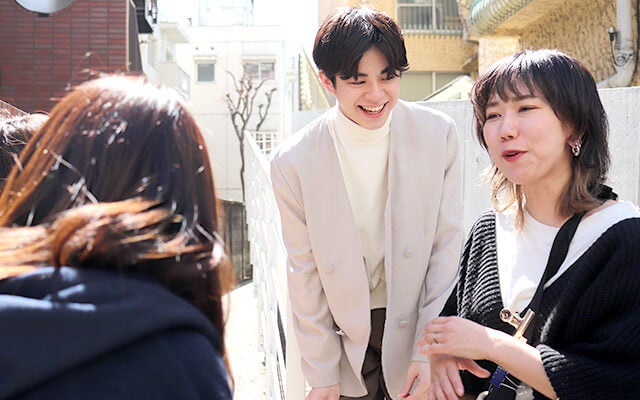 宇佐さんとライター他和やかな撮影現場