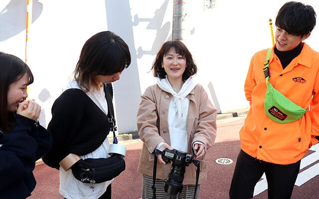 撮影が終了し一段落する宇佐さん、カメラマン、ライター、君島さん
