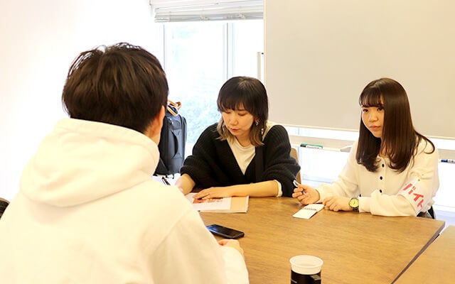 メモをとるライターと君島さん