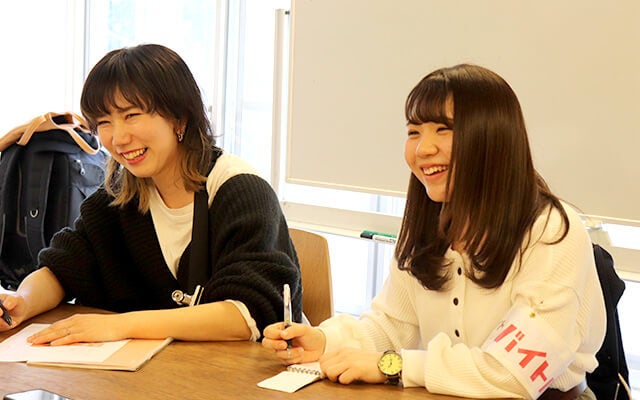 インタビュー中笑顔のライターと君島さん