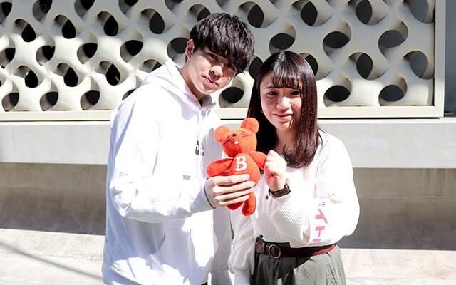 バイトルのオリジナルキャラクター「チューイチ」と共に記念撮影する宇佐さん、君島さん