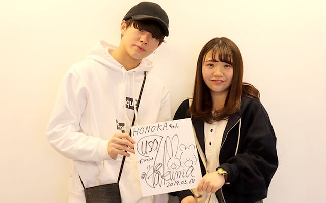 サイン色紙と共に記念撮影する宇佐さんと君島さん