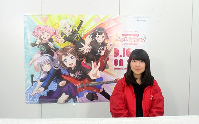 MC席に座る鈴木さん