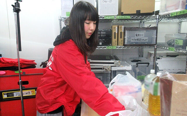 差し入れのセッティングをする鈴木さん