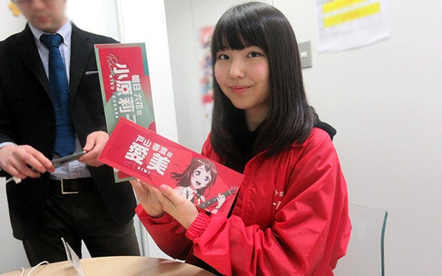 声優さんのネームプレートと一緒に写る鈴木さん