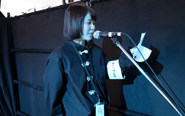 ステージ裏に入り、影アナチェックをする村田さん