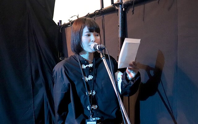 影アナの本番で台本を読み上げる村田さん