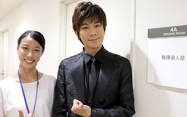 控室前で記念撮影する柿澤さんと足立さん