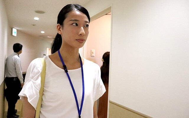 柿澤さんの控室に向かう緊張した表情の足立さん