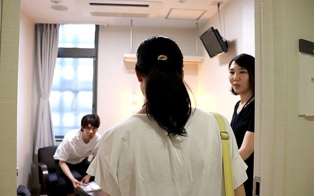 柿澤さんと対面する足立さん