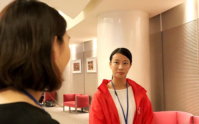 先輩から“マネージャーのお仕事”についてお話を聞く足立さん