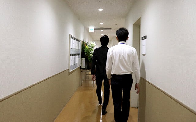 リハーサルに向かう柿澤さんとスタッフさんの後ろ姿