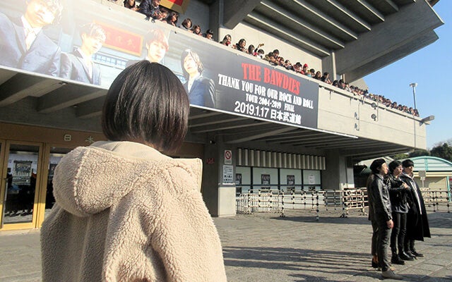 ファンが見守るなか、「日本武道館」の前で、記念撮影するメンバー