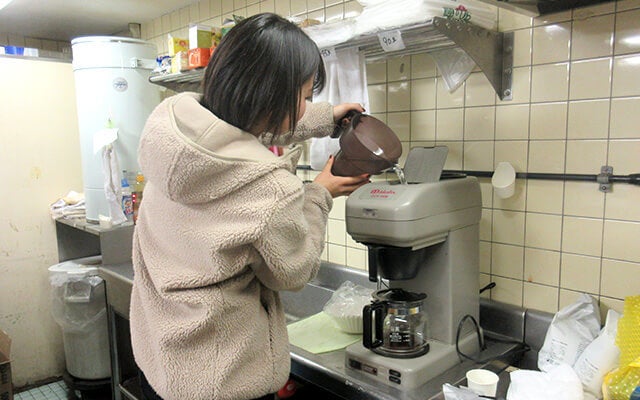メンバーやスタッフの皆様に飲んでいただくコーヒーも淹れる天野さん