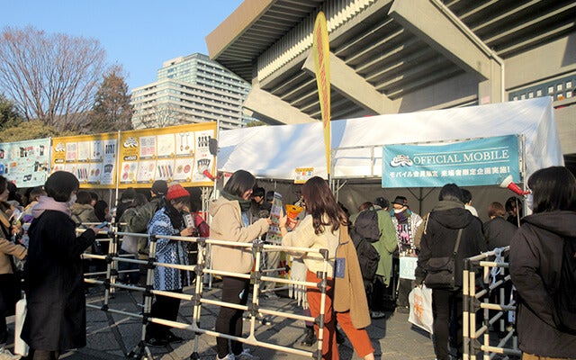 ブース前で聞かれた質問に答える天野さん