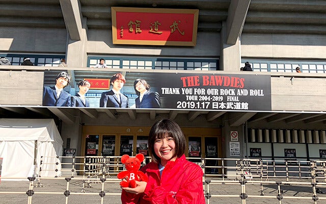 アルバイトを終え、武道館の前でチューイチと記念撮影する天野さん