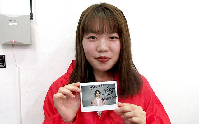 いただいたチェキと記念撮影する平峰さん