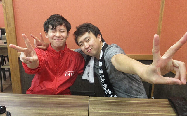 きまぐれクックこと、かねこさんと嬉しそうな藤倉さんが2人でピースサイン