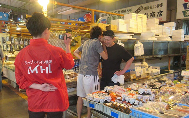 きまぐれクックさんがお店と人と親密に話をする様子を撮影する藤倉さん