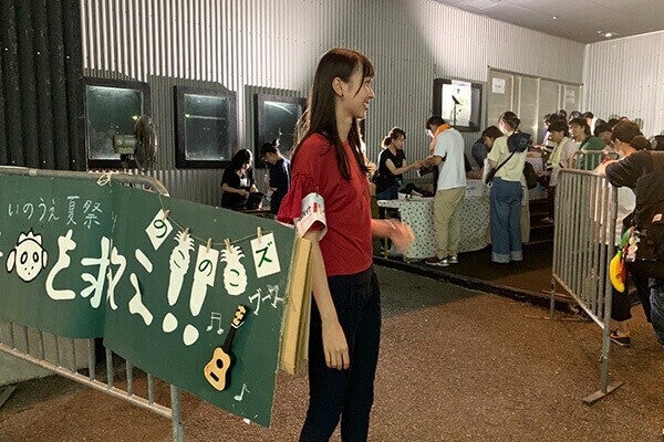 終演後のお客様にヨーヨーのご案内をする多田さん