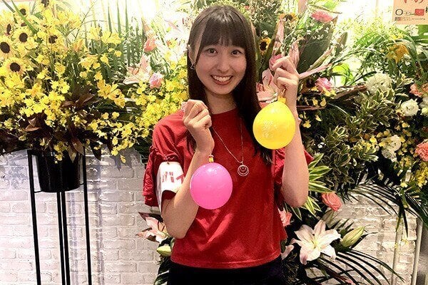 おみやげにいただいたヨーヨーを手にする多田さん