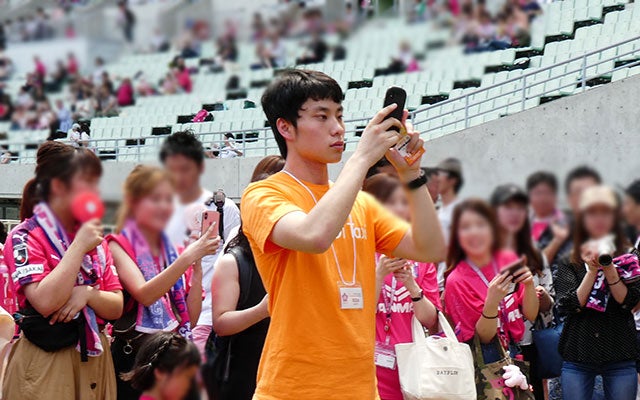 記念写真を撮る目取真さん