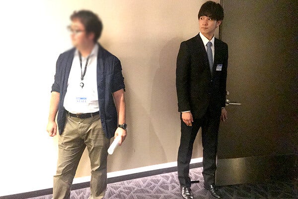 スタッフさんと扉を押さえる高野さん
